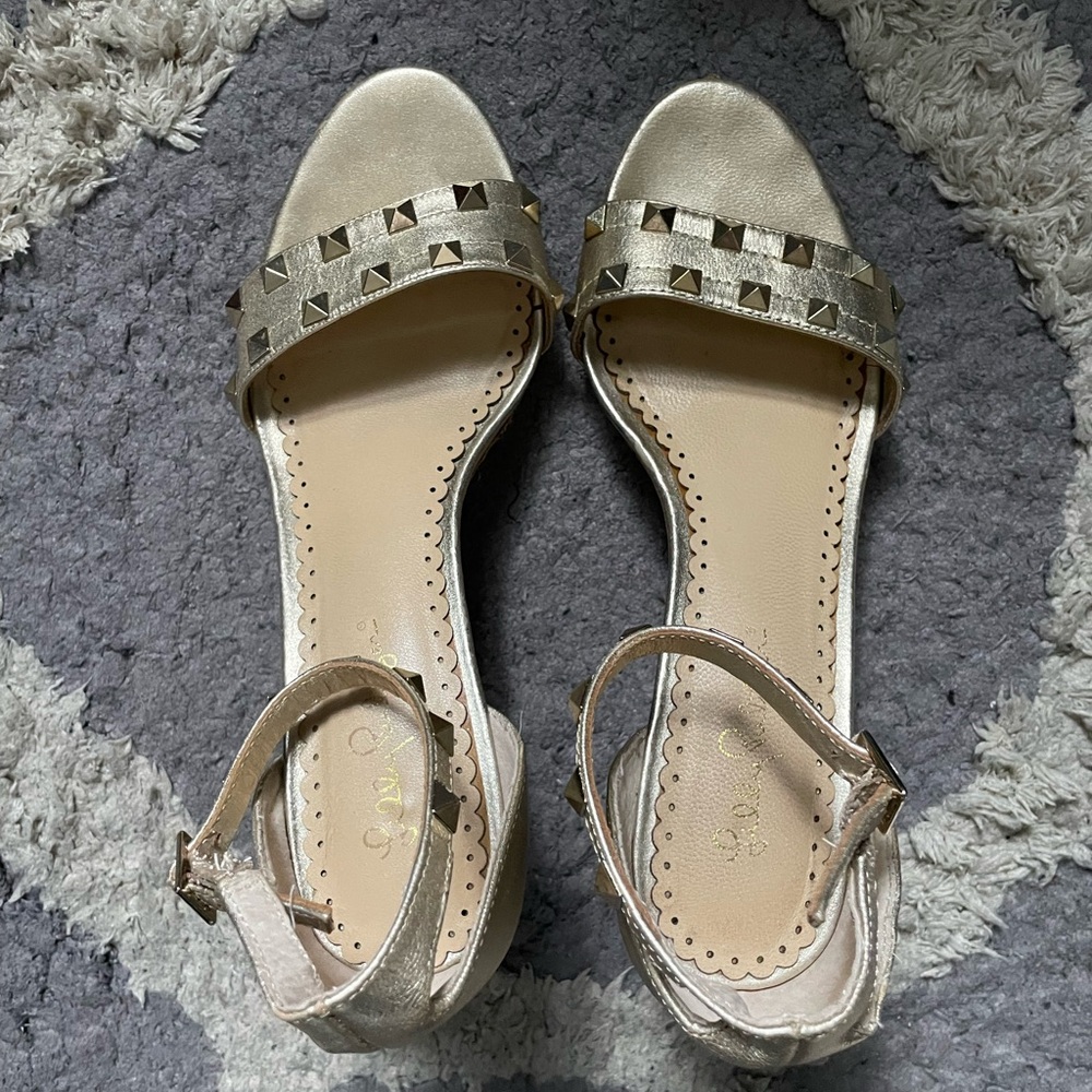 Lilly Pulitzer Sydney Wedge Studded Heel Sandals in gold US women’s size 7.5